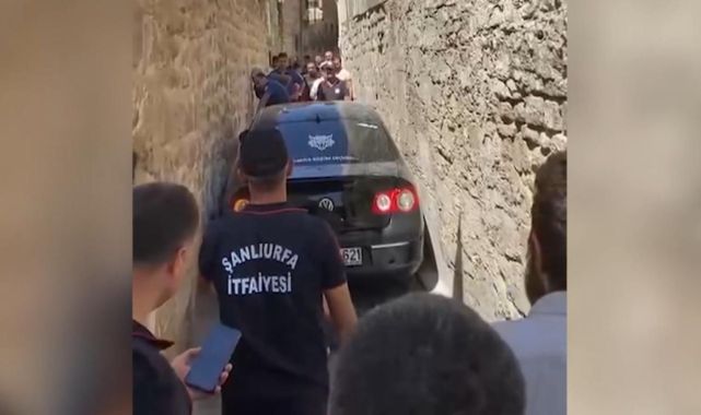Navigasyona güvenen sürücü, dar sokakta sıkıştı