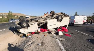 Şanlıurfa'da tarım işçilerini taşıyan minibüs devrildi: 19 yaralı