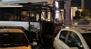 Şişli'de seyir halindeki tur otobüsü yandı