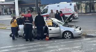 Sivas'ta iki otomobilin çarpıştığı kazada 1 kişi öldü, 3 kişi yaralandı