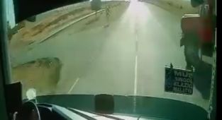 Yolcu otobüsü ile kamyonet çarpıştı: O anlar kamerada