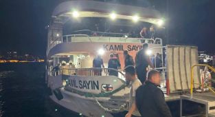 Yolcu teknesi ile gemi çarpıştı