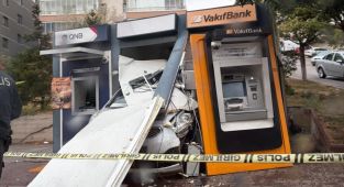 Ankara'da otomobil ATM'ye çarptı