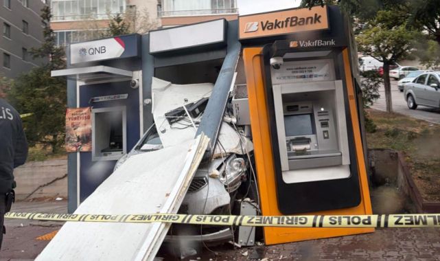 Ankara'da otomobil ATM'ye çarptı