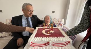 Asırlık çınar Nazife ninenin vatan aşkı