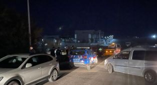 Diyarbakır'da 'dur' ihtarına uymayan sürücü aracıyla 3 otomobile çarptı