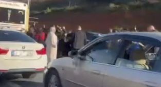 Düğün konvoyu: İki şeridi kapatıp horon oynadılar