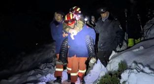 Everest'te mahsur kalan 1000'den fazla kişi kurtarıldı