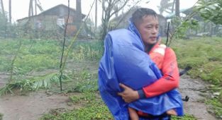 Filipinler'in doğusunda tropik fırtına nedeniyle binlerce kişi tahliye edildi