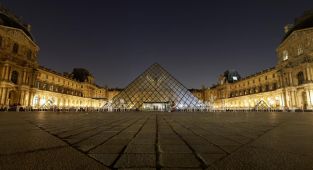 Fransa'da soygunun yaşandığı Louvre Müzesi kapılarını ziyaretçilere yeniden açtı