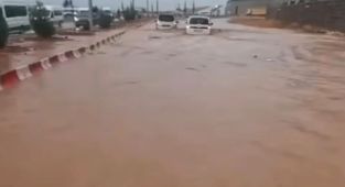 Gaziantep'te yollar göle döndü, araçlar suya gömüldü