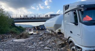 Hatay'da sağanak sele yol açtı: Caddeler göle döndü, otoyol kapandı