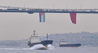 İstanbul Boğazı'ndaki köprülere Filistin bayrakları asıldı