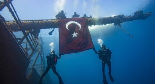 İzmir'de deniz polisleri su altında Türk bayrağı açtı