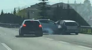 Kocaeli'de bebekli aracı sıkıştırıp kazaya neden olan sürücülere ceza yağdı