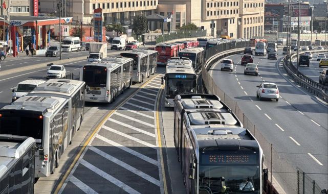 Küçükçekmece'de 2 metrobüs çarpıştı