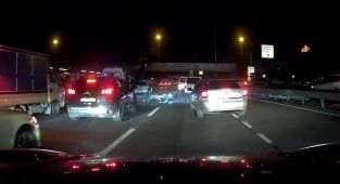 Küçükçekmece'de kaza sonucu yola savrulan motosikletteki 2 kişiye ambulans çarptı
