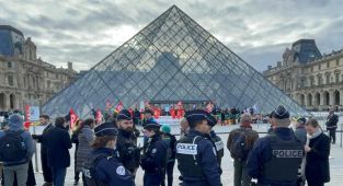 Louvre Müzesi'ndeki bazı mücevherler merkez bankasına taşındı
