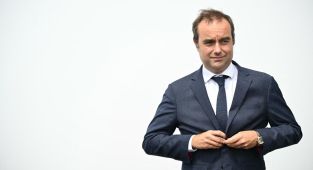 Macron'un istifa eden Lecornu'yu yeniden başbakan ataması tepki çekti