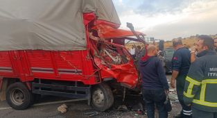 Mardin'de kamyon ile kamyonetin çarpıştığı kazada 14 kişi yaralandı
