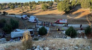 Mersin'de işçi servisi şarampole devrildi: Ölü ve yaralılar var