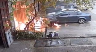 Oto tamirhanesinde çıkan yangından son anda kurtuldular