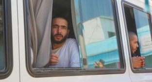 Soykırımcı İsrail, serbest bırakılması beklenen Filistinli tutukluların ailelerinin seyahat etmelerini engelledi