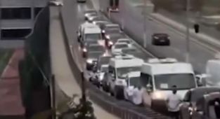 Yolu kapatan düğün konvoyundaki 10 araç sürücüsü yakalandı