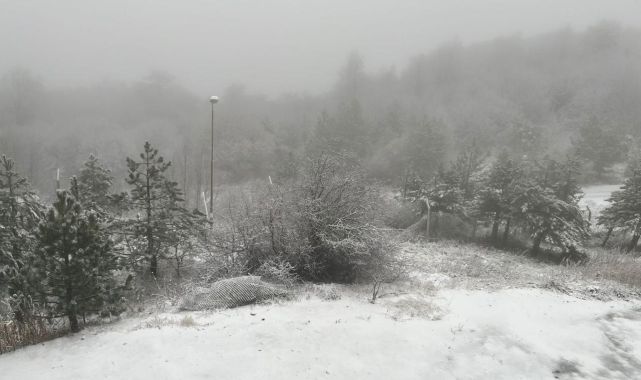 Balıkesir Sındırgı'da yüksek kesimlere kar yağdı