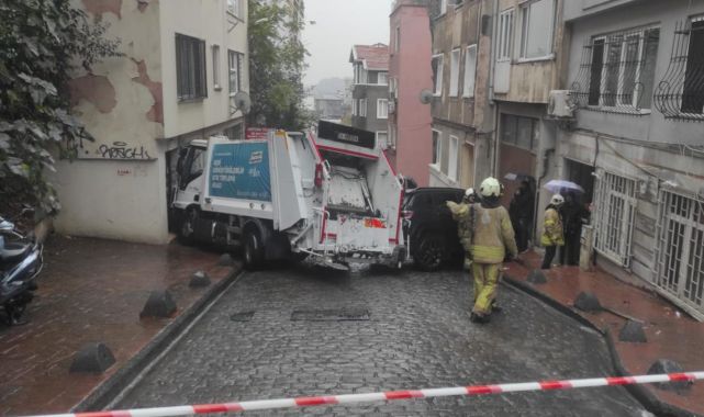 Beyoğlu'nda çöp kamyonu binaya çarptı: 3 yaralı