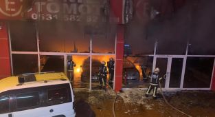 Denizli'de oto galeride çıkan yangında 5 araç küle döndü