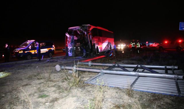 Denizli'de yolcu otobüsü ile minibüs çarpıştı: 10 yaralı