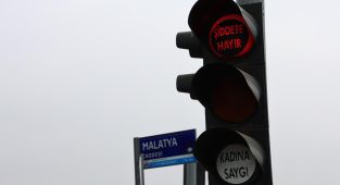 Elazığ'da trafik ışıklarında 'şiddete hayır' mesajı