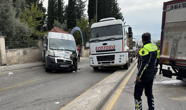 Freni boşalan kamyon öğrenci servisine çarptı: 22 yaralı