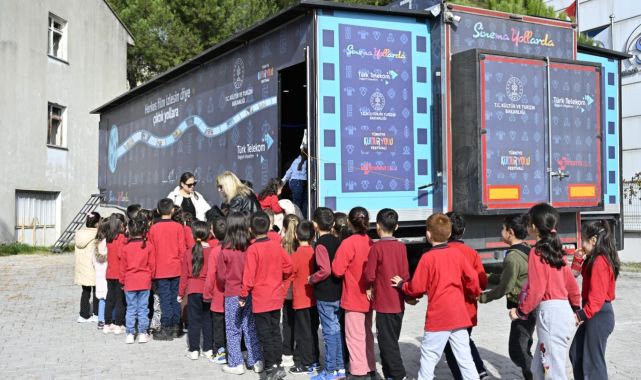 Gezen Sinema Tırı Demirci'de çocuklarla buluştu