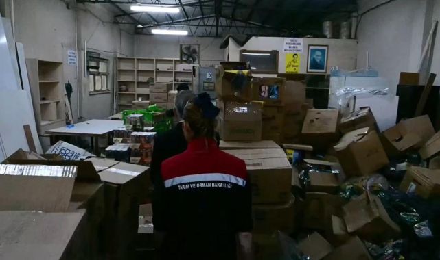 İzmirde büyük gıda operasyonu: 30 ton tarihi geçmiş gıda ele geçirildi