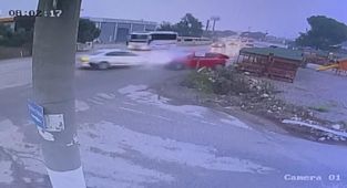 İzmir'de iki otomobil çarpıştı: 2 ölü, 4 yaralı
