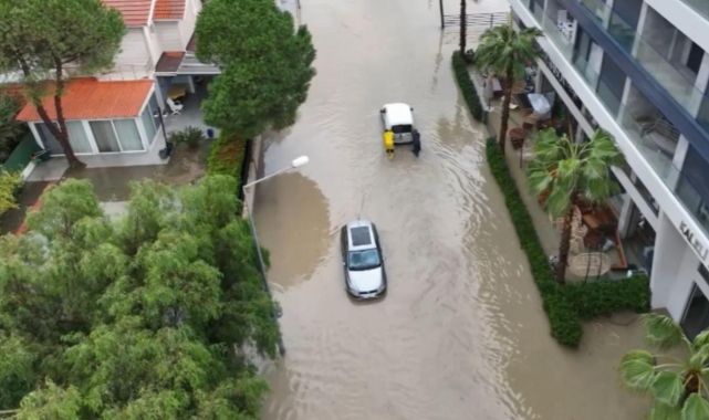 İzmir'de sağanak: Yollar çöktü, ev ve iş yerlerini su bastı
