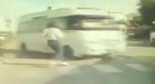 Karşı şeride geçen minibüsün altında kalmaktan son anda kurtuldu