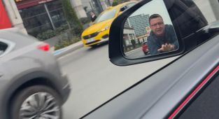 Öfkeli sürücü, trafikte tartıştığı sürücünün kapısını işte böyle açmaya çalıştı