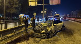 Önce direğe sonra minibüse çarptı: 6 yaralı