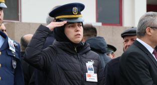 Şehit ağabeyinin cenazesini asker selamıyla karşıladı