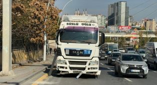 Seyir halindeki tırın dorsesi devrildi
