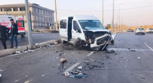 Şırnak'ta minibüs ve hafif ticari araç çarpıştı: 19 yaralı