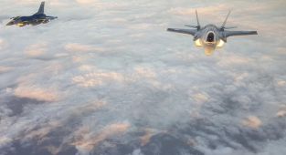 ABD'ye ait F16 savaş uçağı düştü