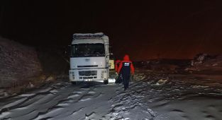 AğrıV an yolunda zorlu gece: 100 araç yolda kaldı