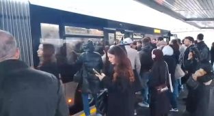 Avcılar'da metrobüs arızalandı: Duraklarda yoğunluk oluştu