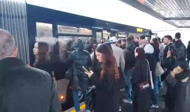 Avcılar'da metrobüs arızalandı: Duraklarda yoğunluk oluştu