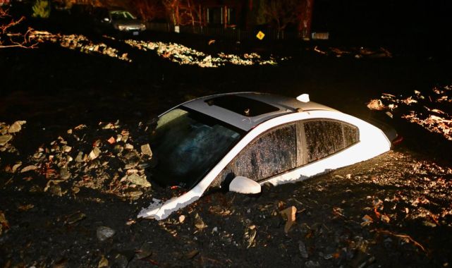 California'da etkili olan fırtına nedeniyle bazı bölgelerde olağanüstü hal ilan edildi