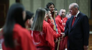 Cumhurbaşkanı Erdoğan madalya kazanan sporcuları kabul etti